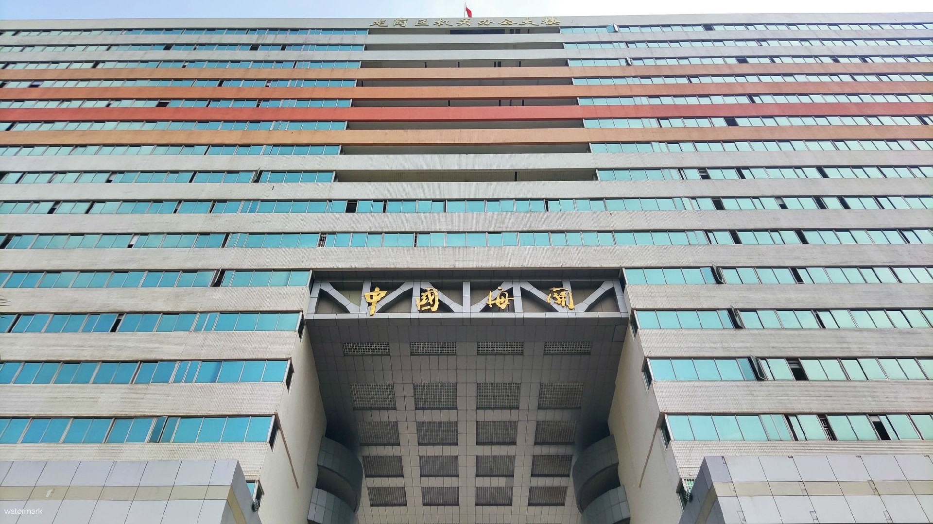 深圳龍崗海關(guān)——測溫人臉識別身份核驗(yàn)系統(tǒng)+豪華小擺閘項(xiàng)目