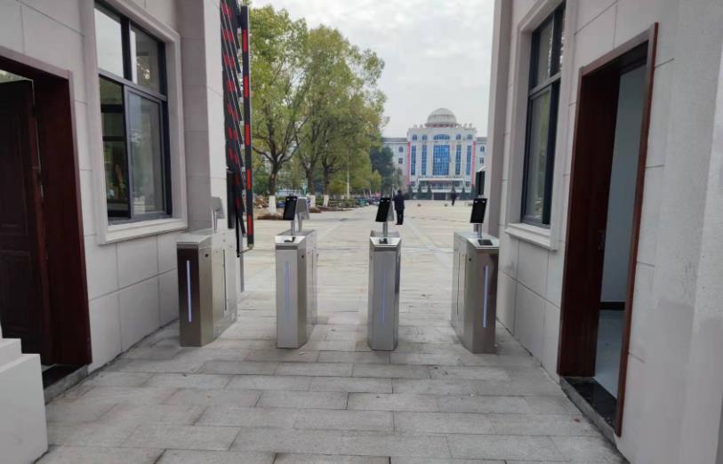 鐵軍智能學(xué)校測溫人臉閘機(jī)，助力校園科技防疫