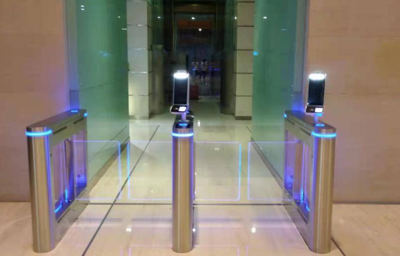 鐵軍智能數(shù)字哨兵（健康核驗人臉識別測溫一體機）特點