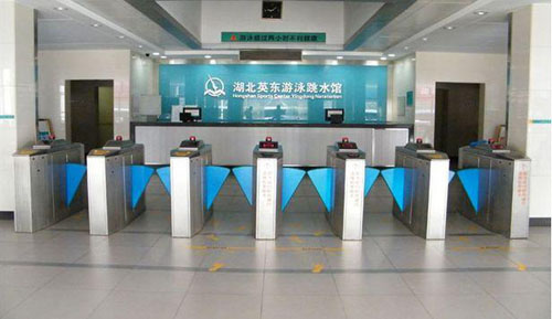 智能閘機(jī)翼閘已經(jīng)融入二維碼、射頻、人臉識(shí)別等新技術(shù)