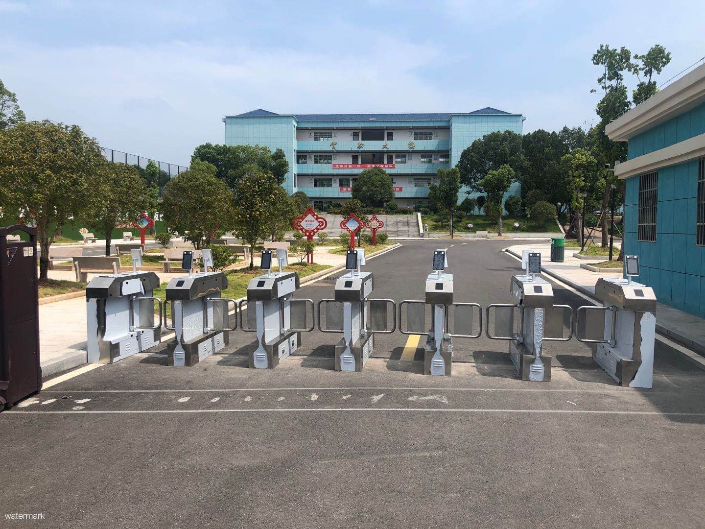 江西某小學(xué)人臉識別擺閘案例