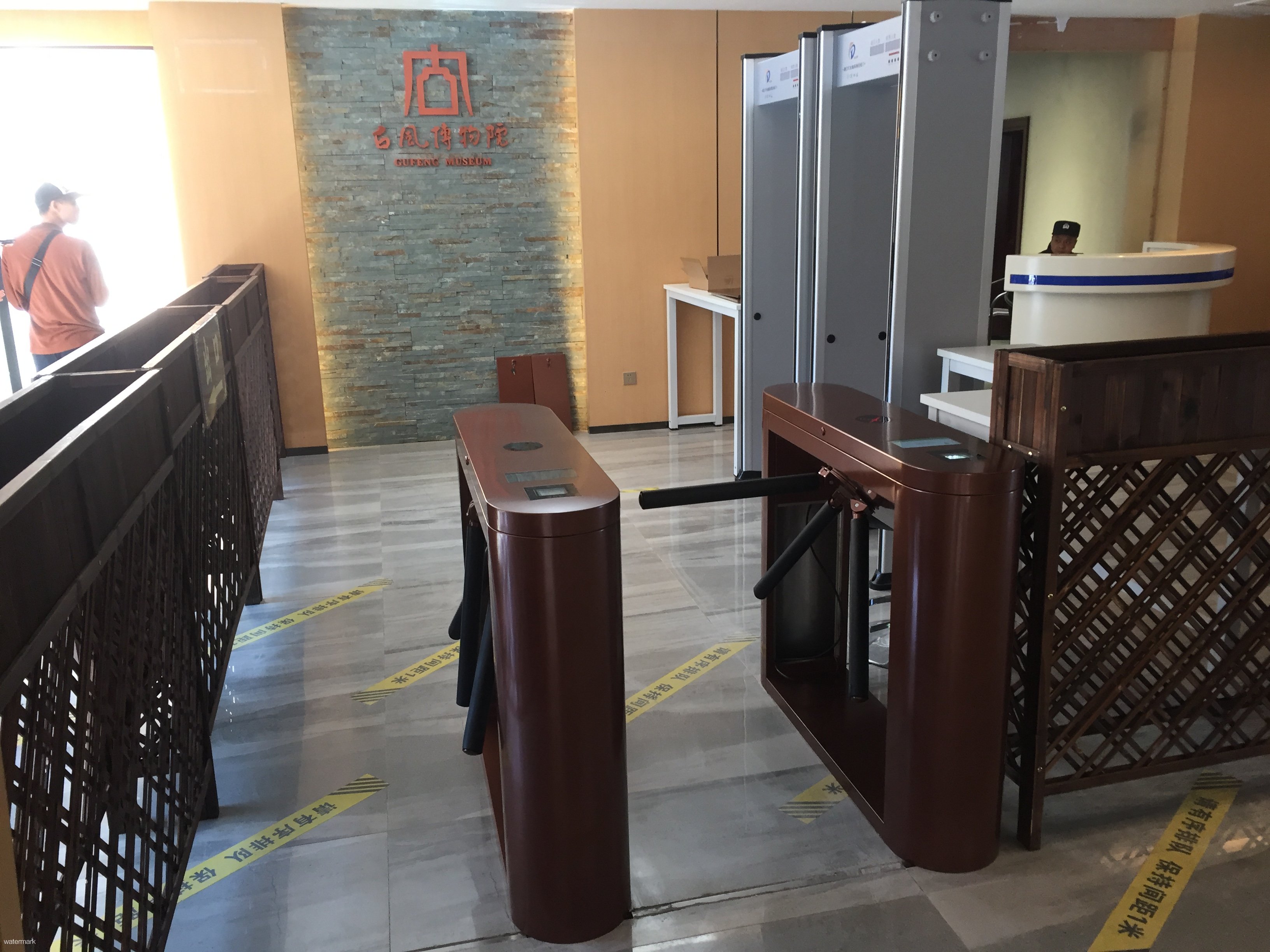 桂林陽朔古風博物院定制烤漆票務三輥閘