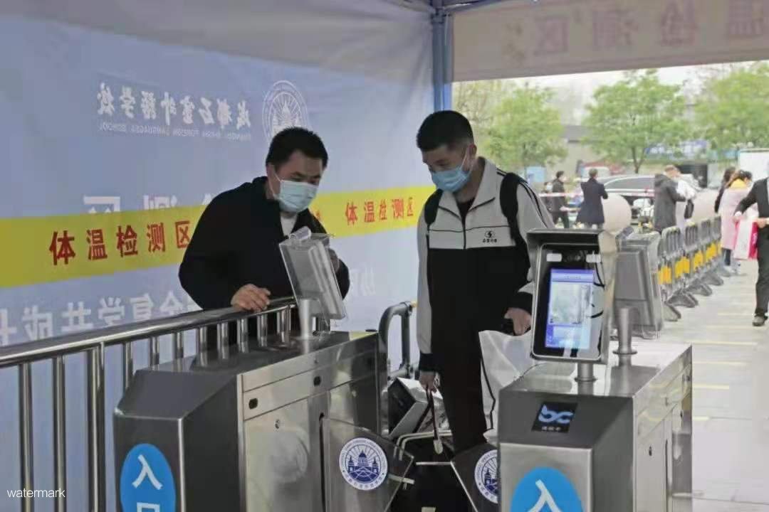 人臉識別測溫閘機(jī)讓學(xué)生健康出入校園