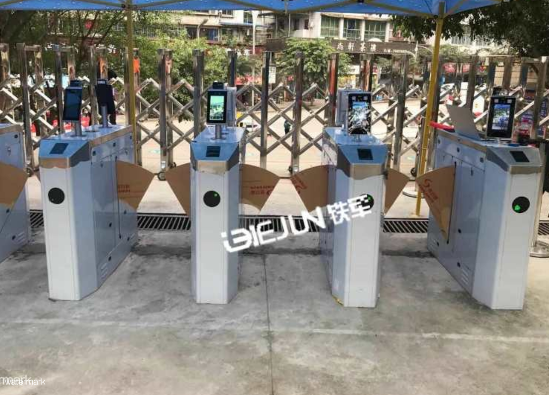  智慧校園人臉識別閘機實行“一臉通”
