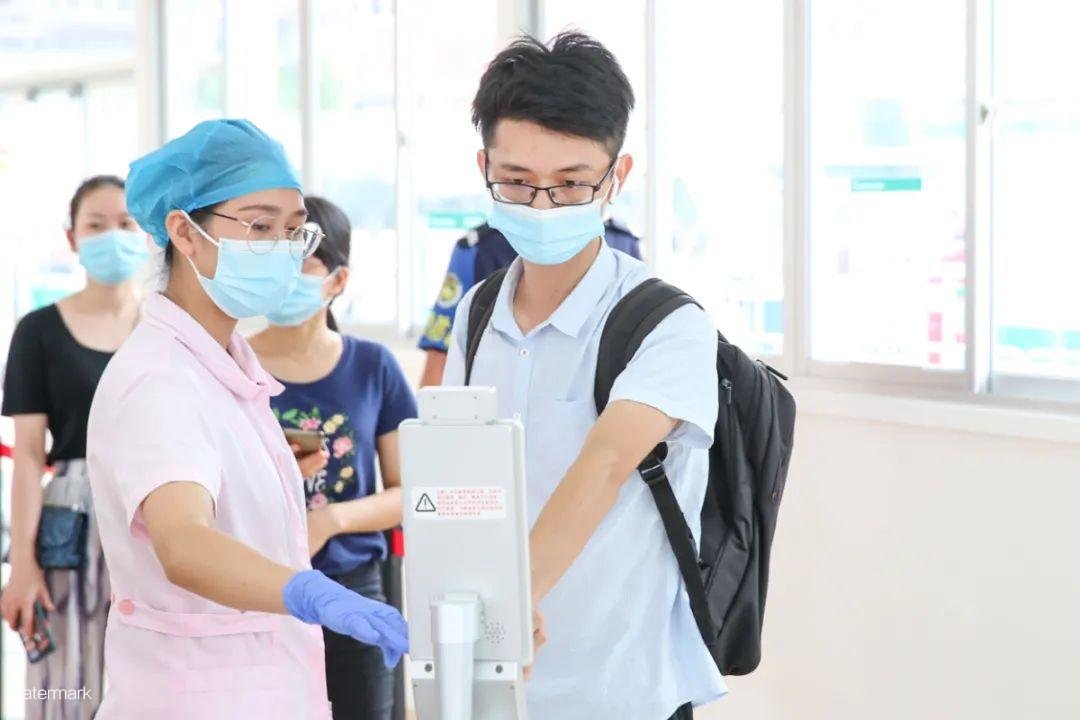  鐵軍智能助力龍華區人民醫院，通過“掃碼閘機”入院，