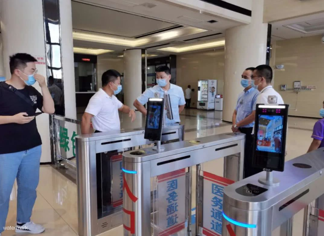 人臉識(shí)別測(cè)溫終端幫您解決排隊(duì)測(cè)體溫的問題