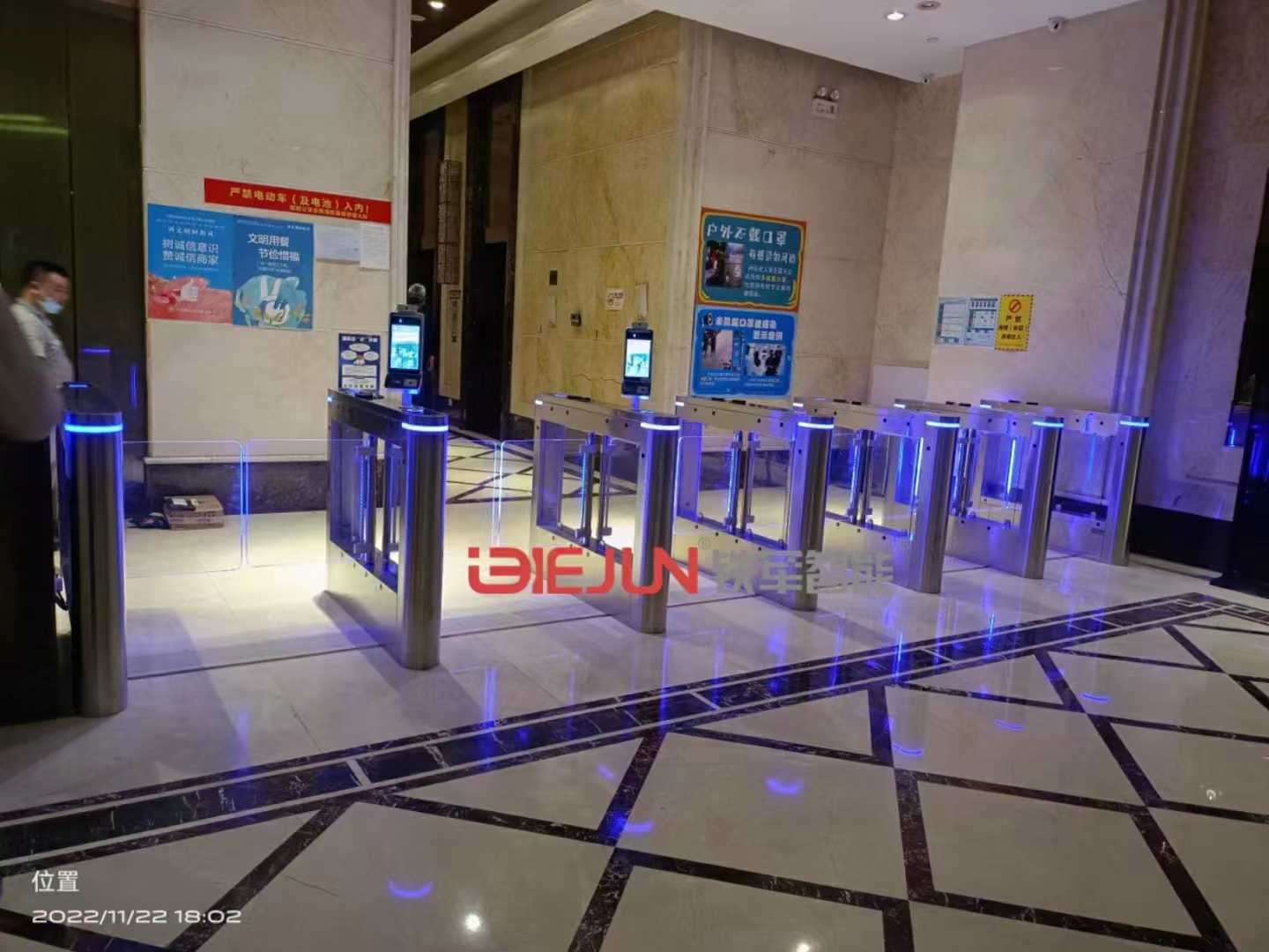社區智能防疫門禁通道閘電子哨兵替您站好崗