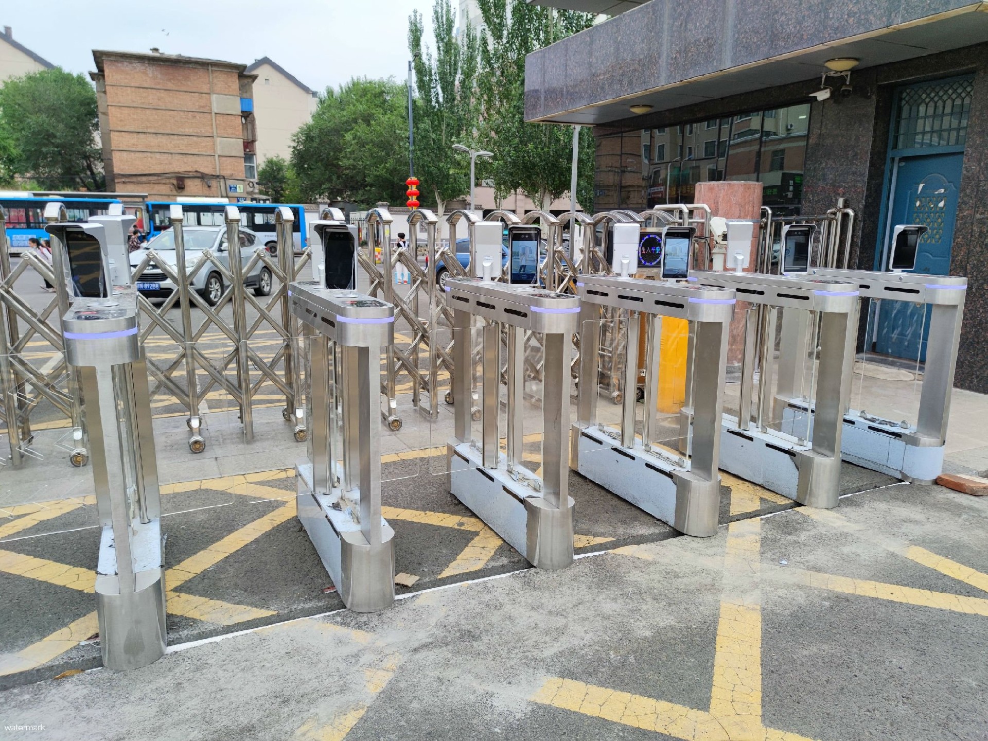 無人看守還得指望人臉識別門禁閘機(jī)