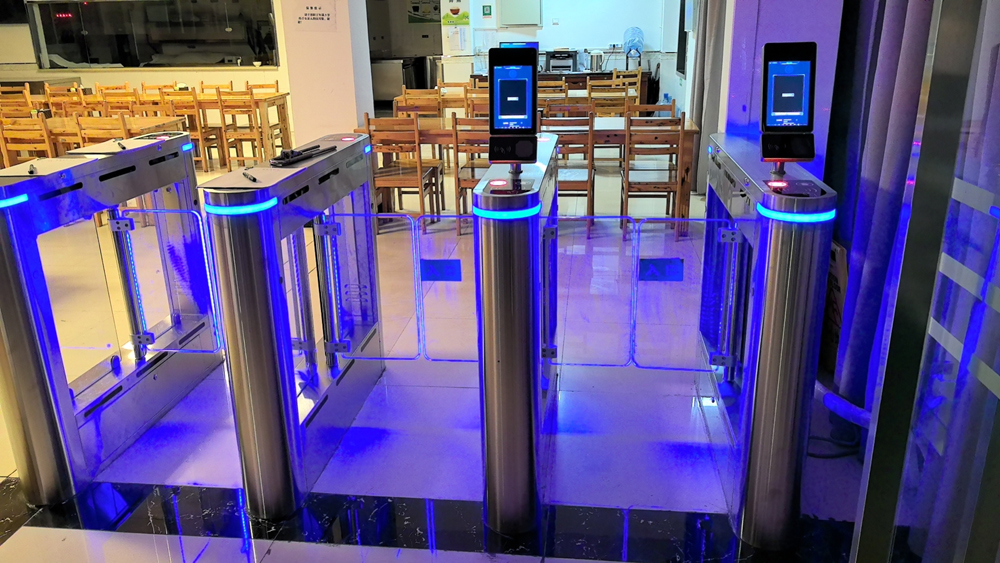 人行通道閘機背后的黑科技：生物識別與物聯網的融合應用