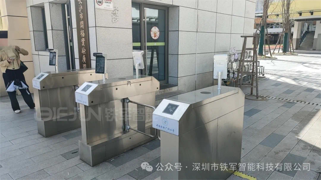 校門安全升級指南：三輥閘vs擺閘，哪種校園通道方案更優？